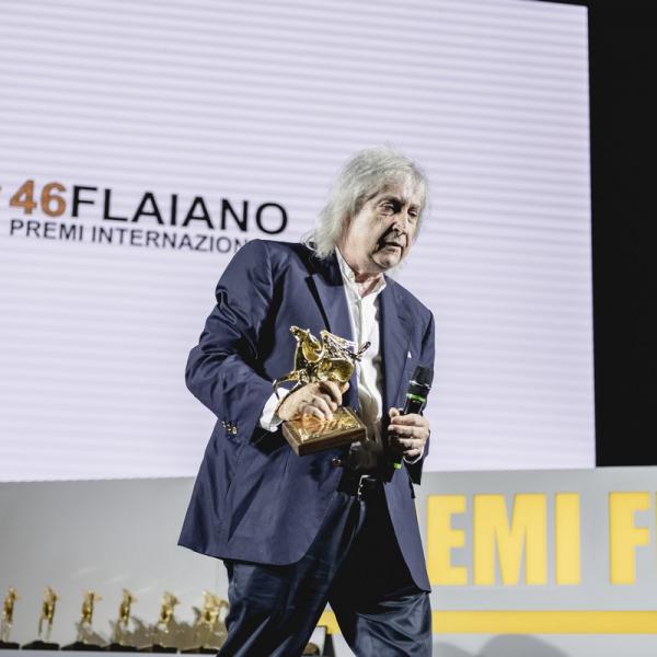 Enrico Vanzina riceve il Pagaso d'oro dedicato a Carlo Vanzina